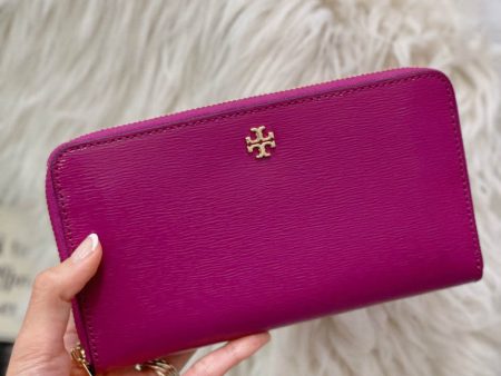 Tory Burch Women s Robinson Patent Zip Continental Wallet Party Fuschia 41950 500 Cheap