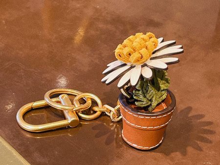 Tory Burch Women s Daisy Flower Pot Keychains & Bag Charms 87914 104 Hot on Sale